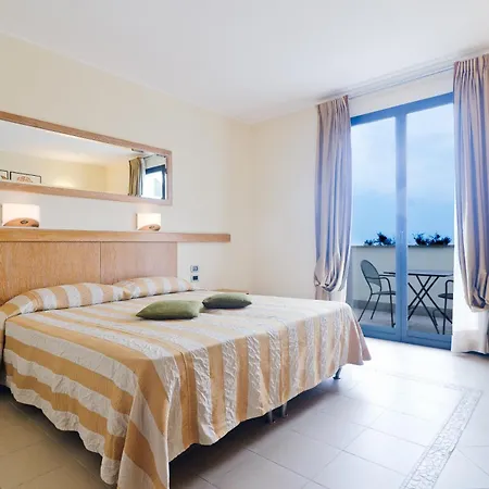 卡斯泰拉罗高尔夫度假酒店 酒店 4*